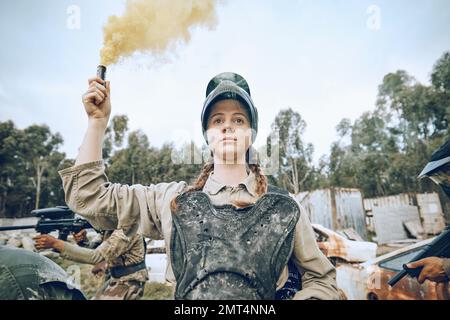 La nature, la bataille et la fille avec la fumée pendant le paintball, l'entraînement militaire et le jeu d'armée en Espagne. Guerre, alerte et femme jouant avec l'équipement et l'équipement Banque D'Images