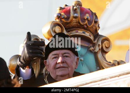Tom Benson, propriétaire de Saints, fête avec ses joueurs lors du défilé de victoire de l'équipe après leur victoire au Super Bowl, la Nouvelle-Orléans, LA, 2/9/10. . Banque D'Images