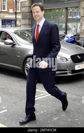 Nick Clegg, le dirigeant libéral démocrate, qui aurait été qualifié de chef de parti le plus populaire depuis Winston Churchill, arrive sur BBC 2. Le public britannique va aux pôles pour des élections générales sur 6 mai. Clegg se présente contre l'actuel PM britannique Gordon Brown et le leader conservateur David Cameron. Londres, Royaume-Uni. 05/04/10. Banque D'Images