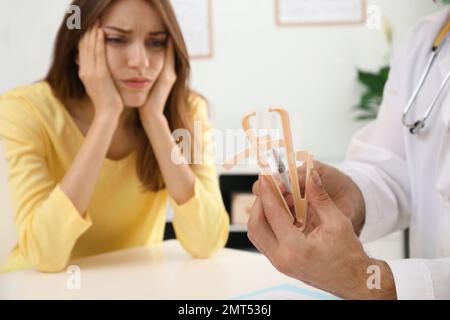 Nutritionniste consultant le patient en clinique, se concentrer sur les mains Banque D'Images