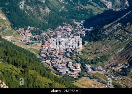 Vue aérienne sur la ville de Val-d'Isère depuis le col de l'Iseran à 2770 m, le plus haut col pavé des Alpes. Banque D'Images