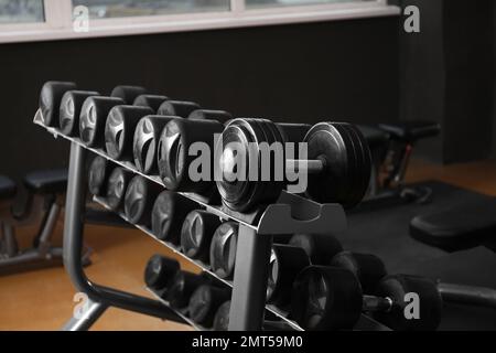 Haltères dans la salle de gym. Équipement sportif moderne Banque D'Images