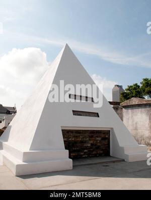 Même au milieu de ses récents problèmes immobiliers, Nicolas cage a acheté une propriété qu'il envisage de conserver pour toute l'éternité. Quelques mois seulement après que ses deux maisons de la Nouvelle-Orléans ont été saisies et vendues aux enchères, l'acteur a acheté une autre « maison » à la Nouvelle-Orléans. Celui-ci est situé dans le cimetière historique de St Louis n° 1. Cage acheta la propriété et construisit une nouvelle tombe en forme de pyramide au milieu des anciennes parcelles du cimetière datant de 1789. Le cimetière, déclaré hanté, est l'un des plus anciens du pays et comprend des tombes pour de nombreuses figures historiques, dont la prêtresse Voodoo Marie Laveau. Banque D'Images