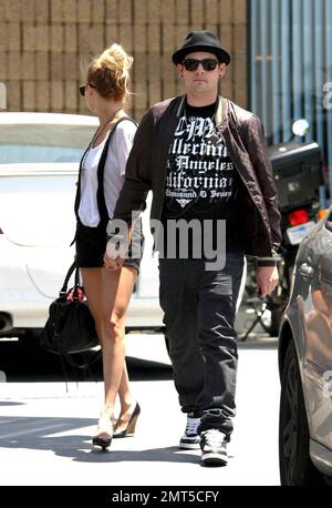 Joel Madden et Nicole Richie prennent un déjeuner de sushis à Studio City, CA après avoir fait de la chasse à la maison dans les collines d'Hollywood. Tout en revenant à leur voiture un coolé rose vif ampéré par, attirant leur attention et les faisant rire. Los Angeles, Californie. 5/30/08. Banque D'Images