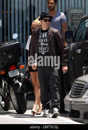 Joel Madden et Nicole Richie prennent un déjeuner de sushis à Studio City, CA après avoir fait de la chasse à la maison dans les collines d'Hollywood. Tout en revenant à leur voiture un coolé rose vif ampéré par, attirant leur attention et les faisant rire. Los Angeles, Californie. 5/30/08. Banque D'Images