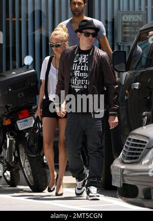 Joel Madden et Nicole Richie prennent un déjeuner de sushis à Studio City, CA après avoir fait de la chasse à la maison dans les collines d'Hollywood. Tout en revenant à leur voiture un coolé rose vif ampéré par, attirant leur attention et les faisant rire. Los Angeles, Californie. 5/30/08. Banque D'Images