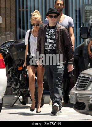Joel Madden et Nicole Richie prennent un déjeuner de sushis à Studio City, CA après avoir fait de la chasse à la maison dans les collines d'Hollywood. Tout en revenant à leur voiture un coolé rose vif ampéré par, attirant leur attention et les faisant rire. Los Angeles, Californie. 5/30/08. Banque D'Images