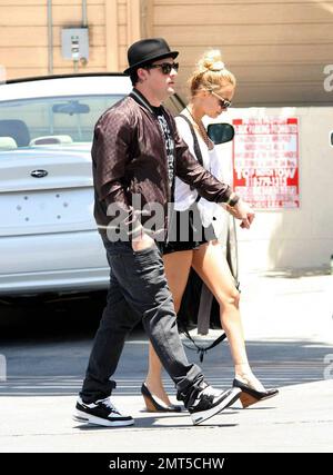 Joel Madden et Nicole Richie prennent un déjeuner de sushis à Studio City, CA après avoir fait de la chasse à la maison dans les collines d'Hollywood. Tout en revenant à leur voiture un coolé rose vif ampéré par, attirant leur attention et les faisant rire. Los Angeles, Californie. 5/30/08. Banque D'Images