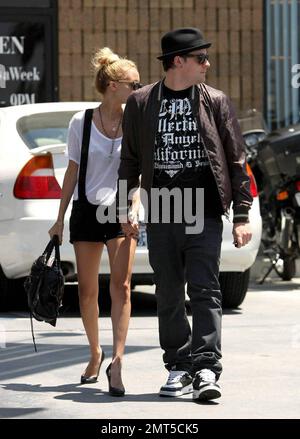 Joel Madden et Nicole Richie prennent un déjeuner de sushis à Studio City, CA après avoir fait de la chasse à la maison dans les collines d'Hollywood. Tout en revenant à leur voiture un coolé rose vif ampéré par, attirant leur attention et les faisant rire. Los Angeles, Californie. 5/30/08. Banque D'Images