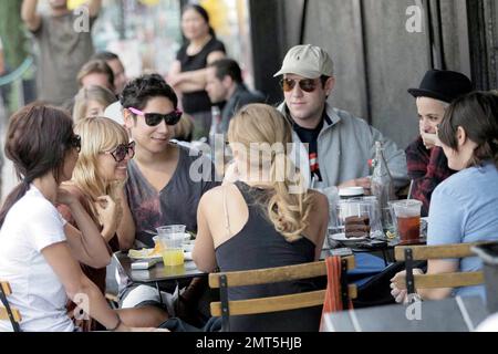 Nicole Richie, Lauren Conrad, star des collines, Audrina Patridge et DJ Samantha Ronson, fêtent l'anniversaire de leur ami Sophia au restaurant Joan's on Third. Nicole, qui aurait dû accoucher en janvier 2008, portait une chemise cintrée qui cachait sa bosse de bébé et semblait être de très bonne humeur, riant beaucoup et ayant un grand temps. West Hollywood, Californie, 10/30/07. Tous Banque D'Images