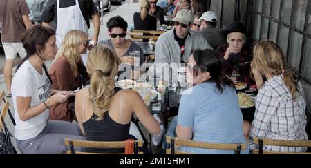 Nicole Richie, Lauren Conrad, star des collines, Audrina Patridge et DJ Samantha Ronson, fêtent l'anniversaire de leur ami Sophia au restaurant Joan's on Third. Nicole, qui aurait dû accoucher en janvier 2008, portait une chemise cintrée qui cachait sa bosse de bébé et semblait être de très bonne humeur, riant beaucoup et ayant un grand temps. West Hollywood, Californie, 10/30/07. Tous Banque D'Images