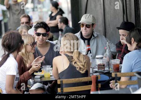 Nicole Richie, Lauren Conrad, star des collines, Audrina Patridge et DJ Samantha Ronson, fêtent l'anniversaire de leur ami Sophia au restaurant Joan's on Third. Nicole, qui aurait dû accoucher en janvier 2008, portait une chemise cintrée qui cachait sa bosse de bébé et semblait être de très bonne humeur, riant beaucoup et ayant un grand temps. West Hollywood, Californie, 10/30/07. Tous Banque D'Images