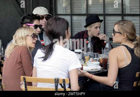 Nicole Richie, Lauren Conrad, star des collines, Audrina Patridge et DJ Samantha Ronson, fêtent l'anniversaire de leur ami Sophia au restaurant Joan's on Third. Nicole, qui aurait dû accoucher en janvier 2008, portait une chemise cintrée qui cachait sa bosse de bébé et semblait être de très bonne humeur, riant beaucoup et ayant un grand temps. West Hollywood, Californie, 10/30/07. Tous Banque D'Images