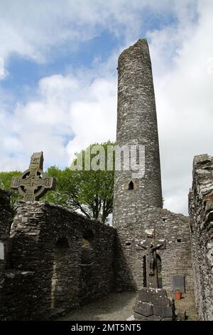 Tour ronde irlandaise dans les ruines de Monasterboice en Irlande Banque D'Images