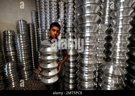 Dhaka, Dhaka, Bangladesh. 1st févr. 2023. Un enfant transporte des pots dans une usine de fabrication de pots en aluminium à Dhaka, au Bangladesh. Chacun des enfants gagne environ 80 GBP par mois travaillant plus de 12 heures par jour. De nombreux jeunes travailleurs migrent vers la ville de Dhaka pour de meilleurs emplois et vivent dans des bidonvilles. Il y a environ 1,7 millions de travailleurs de l'enfance dans le pays, dont 1,2 millions sont engagés dans des travaux dangereux. Selon la législation du travail au Bangladesh, l'âge minimum d'admission à l'emploi est de 14 ans. L'application d'une telle loi du travail est pratiquement impossible dans le pays parce que la plupart des enfants travailleurs sont employés Banque D'Images