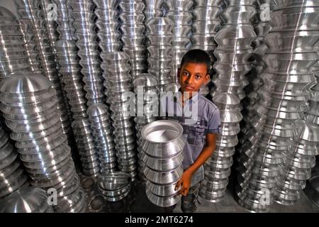 Dhaka, Dhaka, Bangladesh. 1st févr. 2023. Un enfant transporte des pots dans une usine de fabrication de pots en aluminium à Dhaka, au Bangladesh. Chacun des enfants gagne environ 80 GBP par mois travaillant plus de 12 heures par jour. De nombreux jeunes travailleurs migrent vers la ville de Dhaka pour de meilleurs emplois et vivent dans des bidonvilles. Il y a environ 1,7 millions de travailleurs de l'enfance dans le pays, dont 1,2 millions sont engagés dans des travaux dangereux. Selon la législation du travail au Bangladesh, l'âge minimum d'admission à l'emploi est de 14 ans. L'application d'une telle loi du travail est pratiquement impossible dans le pays parce que la plupart des enfants travailleurs sont employés Banque D'Images