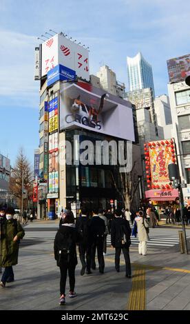 Piétons traversant la rue sous le panneau d'affichage Cat 3D à Shinjuku, Tokyo, Japon. Banque D'Images