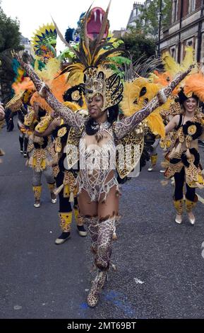 Les artistes défilent dans un défilé au Carnaval de Notting Hill en 2008. Organisé chaque année depuis 1965 et traditionnellement dirigé par des membres de la population des Caraïbes de la région, Notting Hill Carnival est le plus grand festival de rue d'Europe et le deuxième festival de rue du monde attirant jusqu'à 2 millions de visiteurs chaque année. Londres, Royaume-Uni. 8/25/08. Banque D'Images