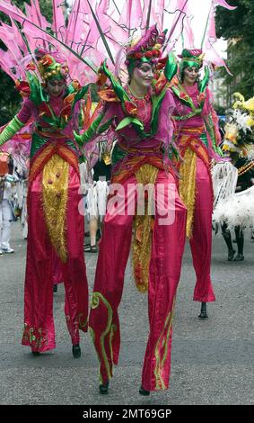 Les artistes défilent dans un défilé au Carnaval de Notting Hill en 2008. Organisé chaque année depuis 1965 et traditionnellement dirigé par des membres de la population des Caraïbes de la région, Notting Hill Carnival est le plus grand festival de rue d'Europe et le deuxième festival de rue du monde attirant jusqu'à 2 millions de visiteurs chaque année. Londres, Royaume-Uni. 8/25/08. Banque D'Images