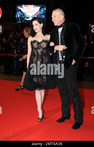 DITA Von Teese et Jena Paul Gaultier aux NRJ Music Awards à Cannes, France. 1/23/10. Banque D'Images