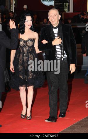 DITA Von Teese et Jena Paul Gaultier aux NRJ Music Awards à Cannes, France. 1/23/10. Banque D'Images
