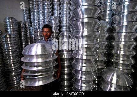 Dhaka, Dhaka, Bangladesh. 1st févr. 2023. Un enfant transporte des pots dans une usine de fabrication de pots en aluminium à Dhaka, au Bangladesh. Chacun des enfants gagne environ 80 GBP par mois travaillant plus de 12 heures par jour. De nombreux jeunes travailleurs migrent vers la ville de Dhaka pour de meilleurs emplois et vivent dans des bidonvilles. Il y a environ 1,7 millions de travailleurs de l'enfance dans le pays, dont 1,2 millions sont engagés dans des travaux dangereux. Selon la législation du travail au Bangladesh, l'âge minimum d'admission à l'emploi est de 14 ans. L'application d'une telle loi du travail est pratiquement impossible dans le pays parce que la plupart des enfants travailleurs sont employés Banque D'Images