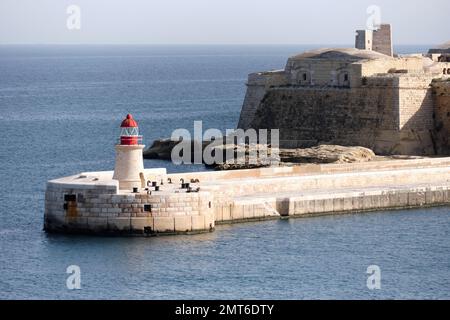Vue sur le phare rouge et le fort Ricasoli East Breakwater - Malte Banque D'Images