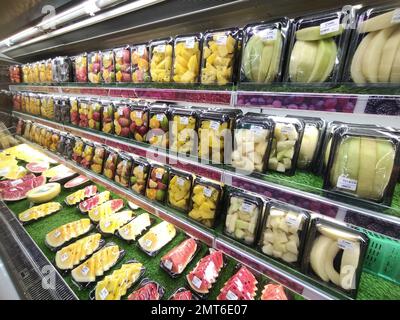Divers fruits frais colorés sur l'étagère dans le supermarché pour l'arrière-plan Banque D'Images