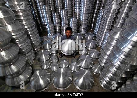 Dhaka, Dhaka, Bangladesh. 1st févr. 2023. Un enfant transporte des pots dans une usine de fabrication de pots en aluminium à Dhaka, au Bangladesh. Chacun des enfants gagne environ 80 GBP par mois travaillant plus de 12 heures par jour. De nombreux jeunes travailleurs migrent vers la ville de Dhaka pour de meilleurs emplois et vivent dans des bidonvilles. Il y a environ 1,7 millions de travailleurs de l'enfance dans le pays, dont 1,2 millions sont engagés dans des travaux dangereux. Selon la législation du travail au Bangladesh, l'âge minimum d'admission à l'emploi est de 14 ans. L'application d'une telle loi du travail est pratiquement impossible dans le pays parce que la plupart des enfants travailleurs sont employés Banque D'Images