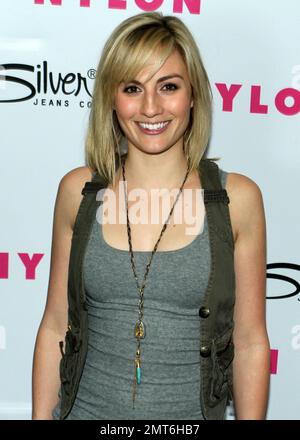 Alison Haislip, personnalité de la télévision, pose pour les photographes sur le tapis rouge lors de la fête anniversaire de 12th DE NYLON magazineÕs qui s'est tenue à Tru et est accueillie par les stars ravishing et magnifiques du nouveau film d'action fantastique épique « Cucker Punch ». Los Angeles, Californie. 03/24/11. Banque D'Images