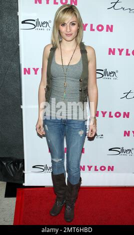 Alison Haislip, personnalité de la télévision, pose pour les photographes sur le tapis rouge lors de la fête anniversaire de 12th DE NYLON magazineÕs qui s'est tenue à Tru et est accueillie par les stars ravishing et magnifiques du nouveau film d'action fantastique épique « Cucker Punch ». Los Angeles, Californie. 03/24/11. Banque D'Images