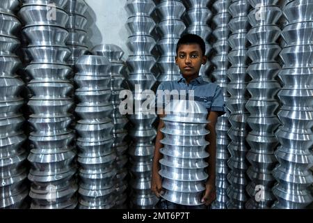 Dhaka, Dhaka, Bangladesh. 1st févr. 2023. Un enfant transporte des pots dans une usine de fabrication de pots en aluminium à Dhaka, au Bangladesh. Chacun des enfants gagne environ 80 GBP par mois travaillant plus de 12 heures par jour. De nombreux jeunes travailleurs migrent vers la ville de Dhaka pour de meilleurs emplois et vivent dans des bidonvilles. Il y a environ 1,7 millions de travailleurs de l'enfance dans le pays, dont 1,2 millions sont engagés dans des travaux dangereux. Selon la législation du travail au Bangladesh, l'âge minimum d'admission à l'emploi est de 14 ans. L'application d'une telle loi du travail est pratiquement impossible dans le pays parce que la plupart des enfants travailleurs sont employés Banque D'Images