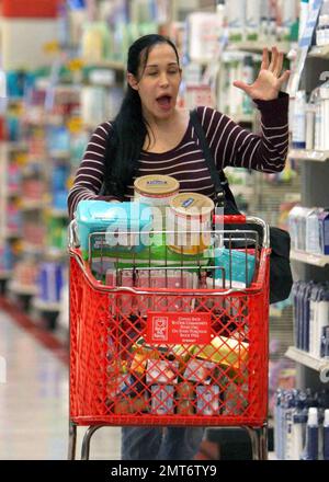 Nadya Suleman, alias Octomom, a passé 2 heures cet après-midi dans un magasin Target de Fullerton, en Californie. Pas si longtemps vu qu'elle faisait du shopping pour quatorze enfants. Nadya pouvait être vu magasiner dans l'allée des soins infirmiers et faire l'appoint sur les couches Huggies pour ses octuplets nouveau-nés. Elle a quitté le magasin avec 4 chariots pleins de marchandises, ce qui a nécessité l'aide de plusieurs employés de Target. Chaque centimètre carré de sa minifourgonnette semblait être plein de couches et d'articles pour bébés. Fullerton, CA. 3/11/09. Banque D'Images