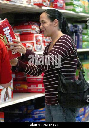 Nadya Suleman, alias Octomom, a passé 2 heures cet après-midi dans un magasin Target de Fullerton, en Californie. Pas si longtemps vu qu'elle faisait du shopping pour quatorze enfants. Nadya pouvait être vu magasiner dans l'allée des soins infirmiers et faire l'appoint sur les couches Huggies pour ses octuplets nouveau-nés. Elle a quitté le magasin avec 4 chariots pleins de marchandises, ce qui a nécessité l'aide de plusieurs employés de Target. Chaque centimètre carré de sa minifourgonnette semblait être plein de couches et d'articles pour bébés. Fullerton, CA. 3/11/09. Banque D'Images