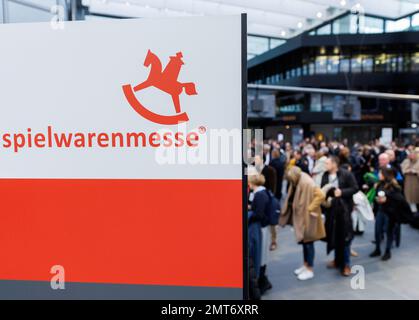 Nuremberg, Allemagne. 01st févr. 2023. Les visiteurs du stand de Spielwarenmesse se trouvent à l'entrée. Le Spielwarenmesse de 72nd va de 1 février au 5, 2023. Credit: Daniel Karmann/dpa/Alay Live News Banque D'Images