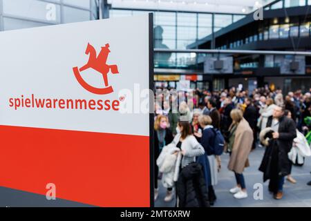 Nuremberg, Allemagne. 01st févr. 2023. Les visiteurs du stand de Spielwarenmesse se trouvent à l'entrée. Le Spielwarenmesse de 72nd va de 1 février au 5, 2023. Credit: Daniel Karmann/dpa/Alay Live News Banque D'Images