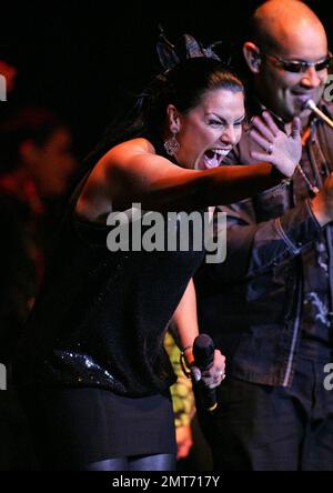 Olga Tanon, chanteuse primée aux Grammy Awards et latin, se produit en concert au Seminole Hard Rock Live à Hollywood, en Floride. 10/18/09. Banque D'Images