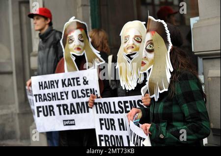 La fourrure s'est envolée à la signature de Mary-Kate et Ashley Olsen pour leur nouveau livre de mode « influence » au magasin de livres Barnes & Noble de Manhattan. Un groupe de manifestants portait des masques Trollsen Twins et portait des panneaux PETA qui condamnaient les penderies en fourrure des jumeaux. Les panneaux indiquent « Trollsens fur HAGS from Hell » et « Hairy Kate & Ashley Olsen: Fur Traps ». La signature a été restreinte par un ensemble inhabituel de neuf règles qui ne comprenaient pas de photographie, pas de parler aux jumeaux et les bracelets requis devaient être portés par tous les participants à l'événement. New York, NY. 10/28/08. Banque D'Images