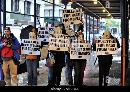 La fourrure s'est envolée à la signature de Mary-Kate et Ashley Olsen pour leur nouveau livre de mode « influence » au magasin de livres Barnes & Noble de Manhattan. Un groupe de manifestants portait des masques Trollsen Twins et portait des panneaux PETA qui condamnaient les penderies en fourrure des jumeaux. Les panneaux indiquent « Trollsens fur HAGS from Hell » et « Hairy Kate & Ashley Olsen: Fur Traps ». La signature a été restreinte par un ensemble inhabituel de neuf règles qui ne comprenaient pas de photographie, pas de parler aux jumeaux et les bracelets requis devaient être portés par tous les participants à l'événement. New York, NY. 10/28/08. Banque D'Images