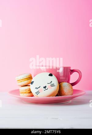 Adorables biscuits au macaron de chat, délicieux desserts français sur fond lumineux Banque D'Images