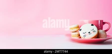 Adorables biscuits au macaron de chat, délicieux desserts français sur fond lumineux Banque D'Images