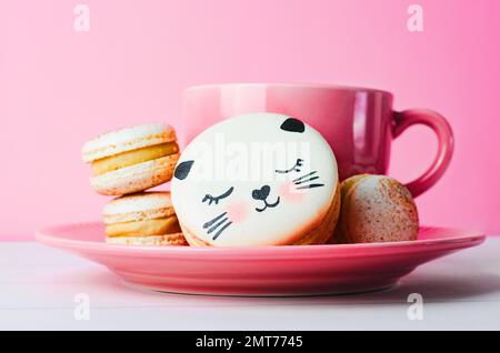 Adorables biscuits au macaron de chat, délicieux desserts français sur fond lumineux Banque D'Images