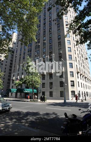 Exclusif !! One Fifth Avenue est un gratte-ciel isolé, une rareté à Manhattan. La beauté art déco était l'une des premières tours déco de la ville et domine l'un des quartiers les plus anciens et les plus branchés de Manhattan, dominant Lower Fifth Avenue, Washington Square Park et Greenwich Village. L'adresse unique en son genre a été conçue en 1927 et est l'un des plus grands gratte-ciels résidentiels de la ville avec maçonnerie brun foncé et verticalité forte. New York, NY. 9/5/08. Banque D'Images