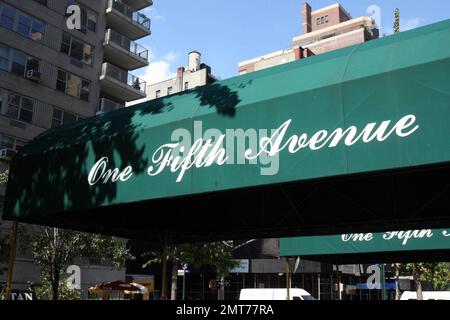 Exclusif !! One Fifth Avenue est un gratte-ciel isolé, une rareté à Manhattan. La beauté art déco était l'une des premières tours déco de la ville et domine l'un des quartiers les plus anciens et les plus branchés de Manhattan, dominant Lower Fifth Avenue, Washington Square Park et Greenwich Village. L'adresse unique en son genre a été conçue en 1927 et est l'un des plus grands gratte-ciels résidentiels de la ville avec maçonnerie brun foncé et verticalité forte. New York, NY. 9/5/08. Banque D'Images