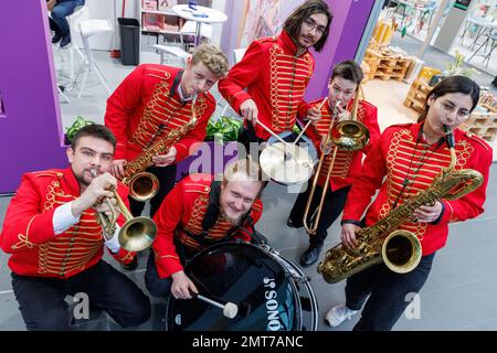 Nuremberg, Allemagne. 01st févr. 2023. Un groupe de marche joue pour les visiteurs du Spielwarenmesse dans la zone d'entrée. Le Spielwarenmesse de 72nd va de 1 février au 5, 2023. Credit: Daniel Karmann/dpa/Alay Live News Banque D'Images