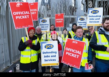 Édimbourg, Écosse, Royaume-Uni. 1 février 2023. Ce matin, à Holyrood, à Édimbourg, des membres du PCS, public and commercial Services Union piquet devant le Parlement écossais. Les syndicats ont organisé une journée nationale de grèves avec jusqu'à 500 000 travailleurs en grève en Écosse aujourd'hui. Iain Masterton/Alay Live News Banque D'Images