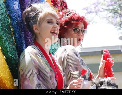 Les Grand Marshals Sharon et Kelly Osbourne naviguent le long du boulevard Santa Monica sur un flotteur aux couleurs vives orné de sequins arc-en-ciel portant des tiaras et des robes assorties lors de la parade annuelle de la fierté gay de Los Angeles 40th. Selon des informations, les stars de la télé-réalité ont été confrontées à des manifestants anti-gay, mais le duo mère-fille n'a pas été touché et a continué. Kelly, qui a également montré son clivage et a apprécié une lipop, a signé plus tard des autographes et Sharon embrassait un fan. On estime que 400 000 personnes étaient présentes à l'événement de haute énergie. Los Angeles, Californie. 06/13/10. Banque D'Images