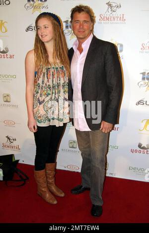 John Schneider assiste (avec sa fille) à la première suite Oscar annuelle de 100 étoiles, la première suite Oscar Gifting tenue à l'hôtel Beverly Hills, Beverly Hills, Californie, 02/23/10. Banque D'Images