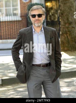 Le gagnant de l'Oscar Christoph Waltz traverse Mayfair à Londres. Walz a remporté le titre de meilleur acteur de soutien pour son rôle d'officier nazi impitoyable dans « les bardes inglorous ». Londres, Royaume-Uni. 05/04/11. Banque D'Images