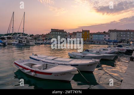 09.02.2019. Cres, Croatie: cres City Bay sur l'île de cres au coucher du soleil avec réflexion sur l'eau. Banque D'Images
